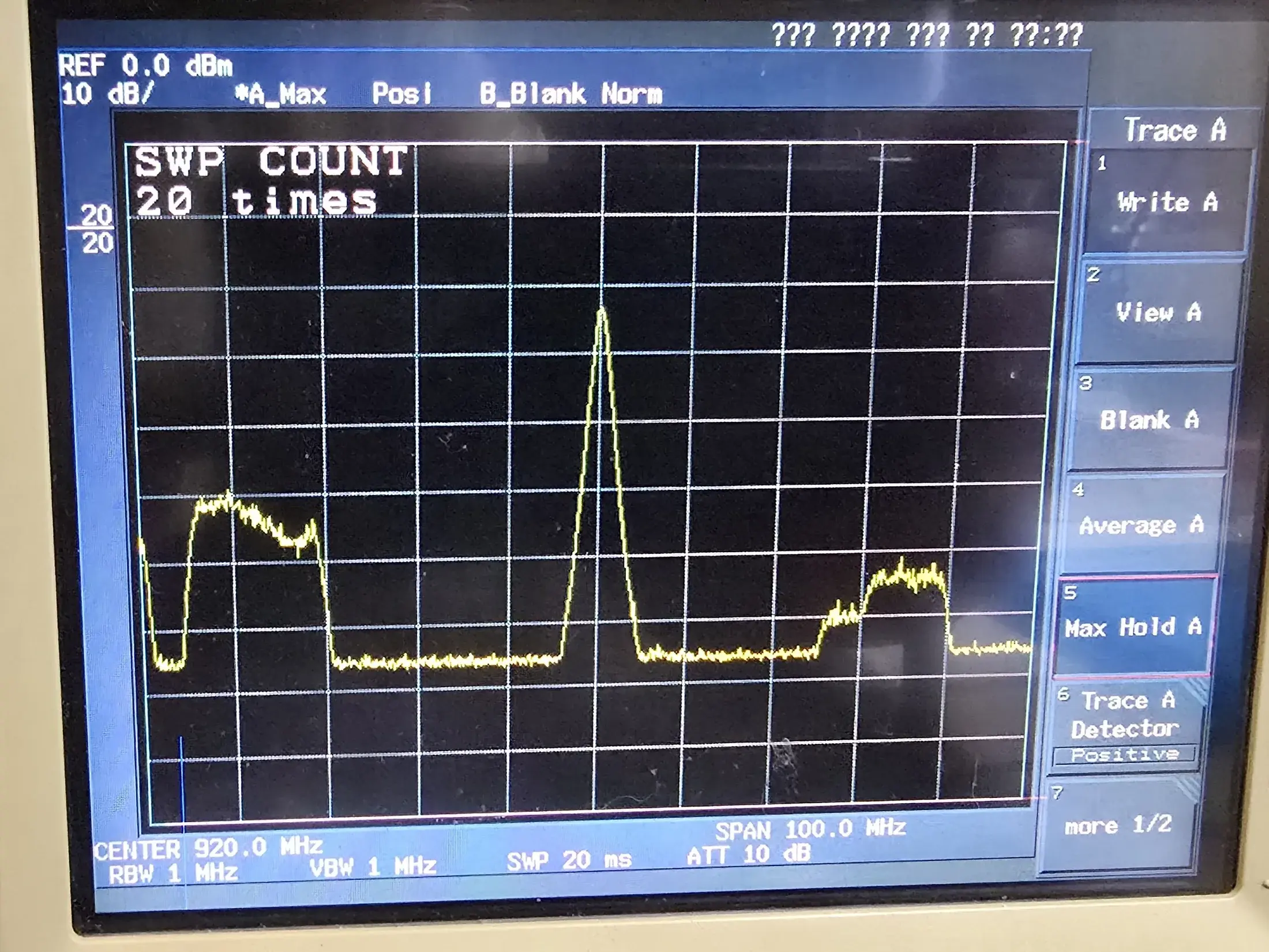 Spectrum analyser showing a measured RF transmission centred at 920 MHz.